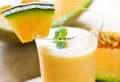 早上吃冰的哈密瓜好吗吗,美味还是不宜？