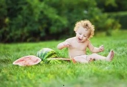 孩子吃瓜趣图,孩子吃瓜萌态瞬间