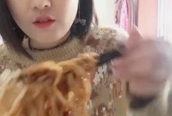 爱笑的女孩吃瓜,揭秘爱笑女孩的欢乐生活”