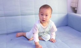 姐姐帮弟弟吃瓜,共同品味人生瓜果