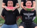 蒙眼睛吃瓜比赛,趣味比赛见证味蕾与勇气的较量