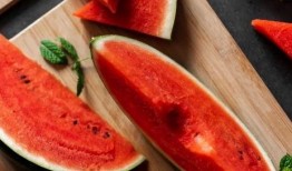 脆瓜贵还是沙瓜贵吃呢视频,哪一种更值得品尝？