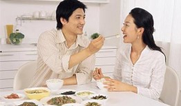 夫妻打闹女儿吃瓜视频,女儿成“吃瓜群众”，温馨家庭瞬间曝光