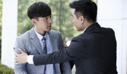 胡歌戏场陈龙吃瓜,一场意外的甜蜜互动