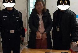 警察抓人女子吃瓜,围观群众竟成“吃瓜群众”