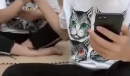 姐姐帮弟弟吃瓜,共同品味人生瓜果